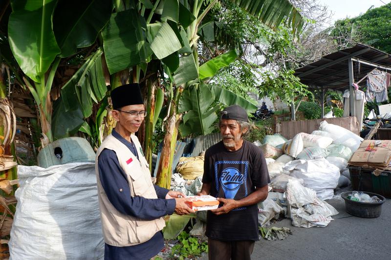 Distribusi Nasi Jum'at Berkah kepada Masyarakat Prasejahtera
