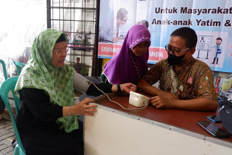 Cek Kesehatan kepada Yatim Binaan Yayasan Khomsatun Hasanah dan Relawan